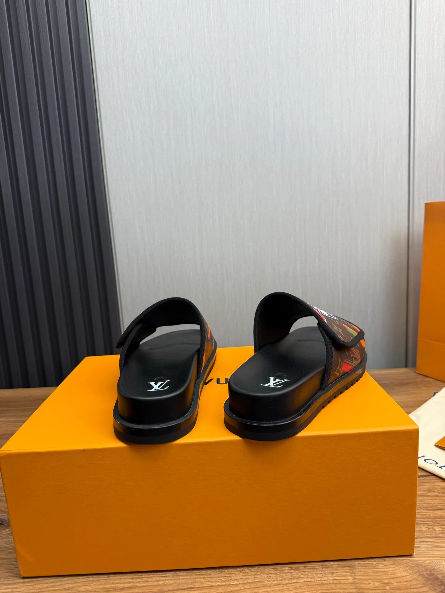 Men's shoes 💰320💰 Lv. hot selling men's slippers 🔥 🩴Official website one to one production 38-45 sizes 45 46 🉑️Customized!